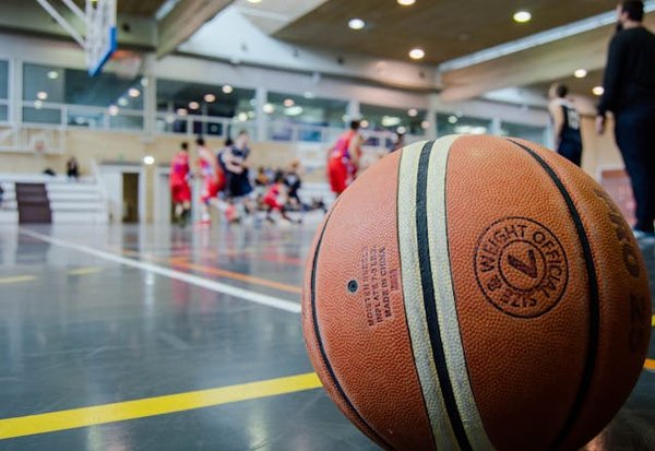Quels sont les exercices clés pour améliorer l'explosivité lors des départs rapides en basket?